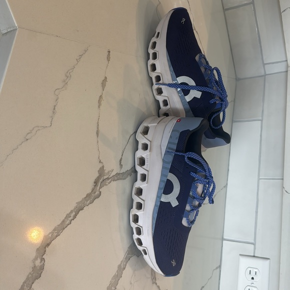 Women’s cloud monster size 6.5 - Picture 3 of 4